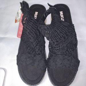 Women’s MukLuks Lightweight Black Wedge Sandals Shoes Size  9.5 Non-skid Outsole